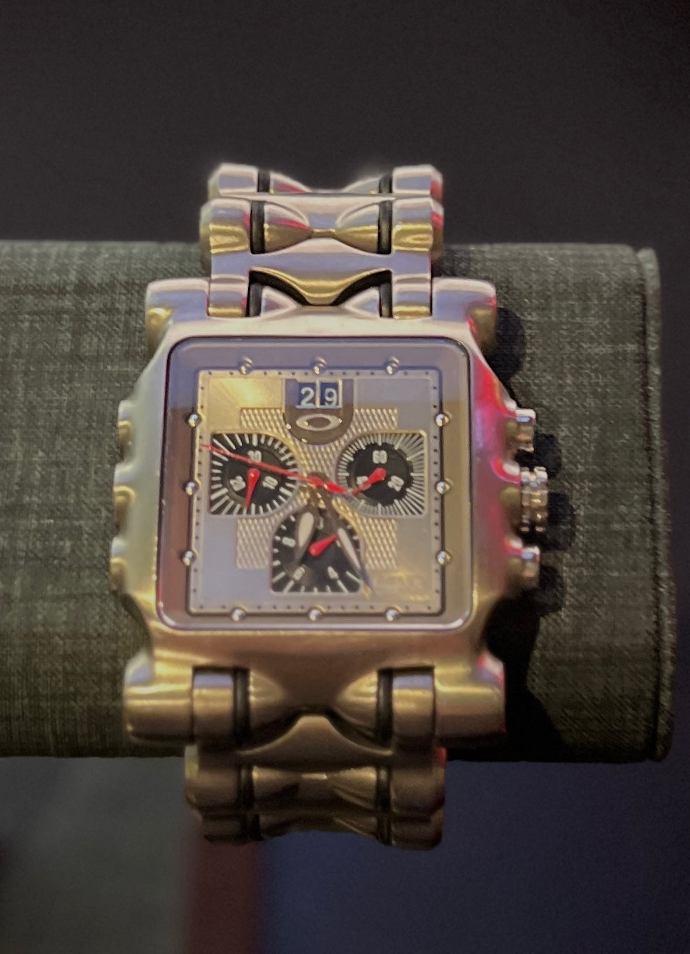 Oakley Minute Machine 10-194 - Fabeau & Co.